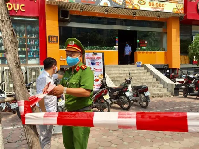 Lực lượng Công an cũng đã phong tỏa nhà hàng pizza tại số 106 Trần Thái Tông (Cầu Giấy, Hà Nội) là có người nghi nhiễm Covid-19.