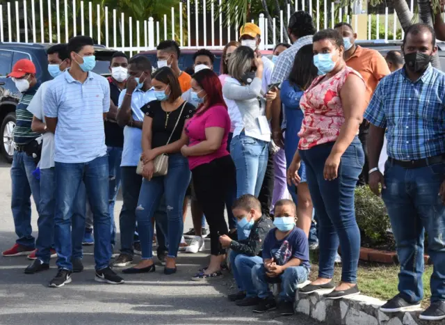 Dominik'te maske takanlar