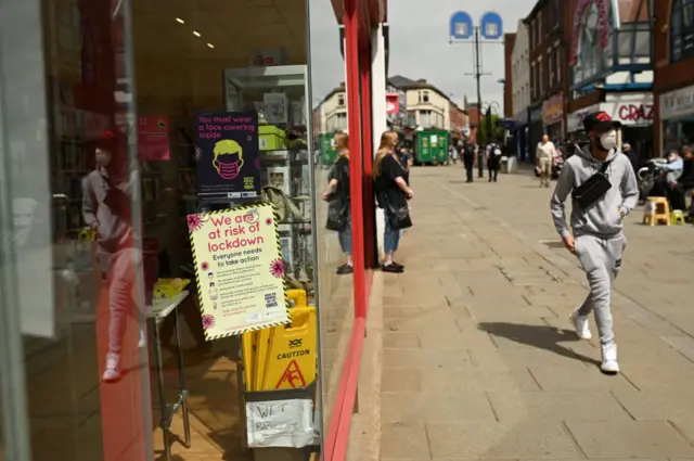 manchester'da maske takanlar