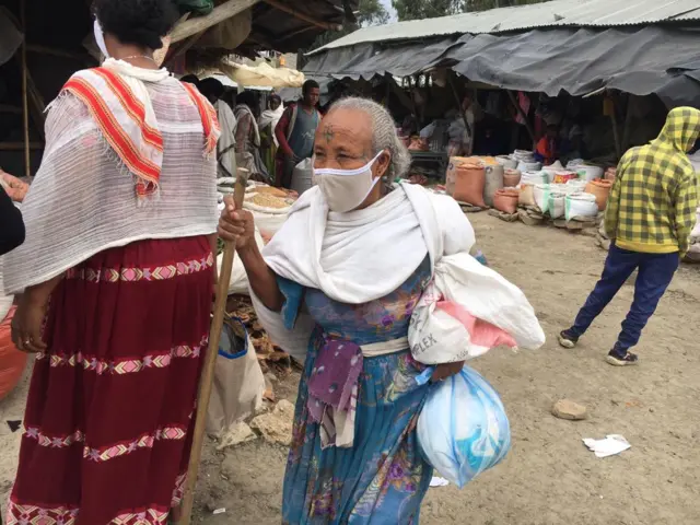 ኣብ ከተማ መቐለ፡ ሰባት ኣብ መዓልታዊ ምንቅስቓሳቶም መሸፍንን ኣፍን ኣፍንጫን ክገብሩ ይግደዱ።
