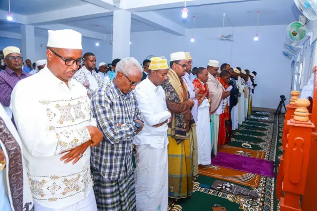 Madaxweynaha Puntland, Siciid Deni oo dadweyne salaadda ciidda kula tukaday Gaalkacyo