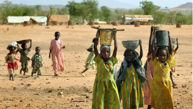 እቃ የተሸከሙ ሕፃናት