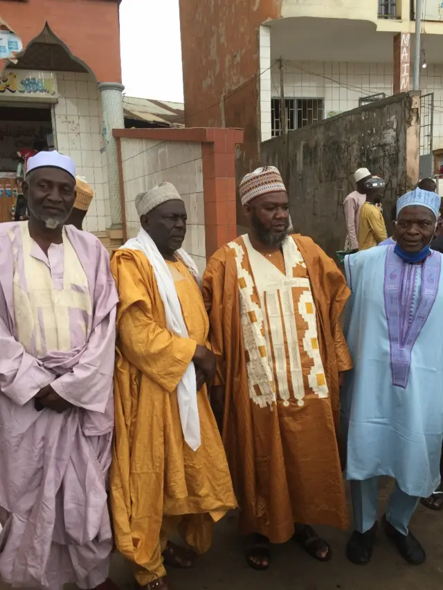 Malam Mewada (na biyu daga dama) limamin masallacin As Salam quartier Briqueterie, bayan kammala sallar Idi