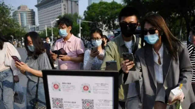 ਚੀਨ ਦੀ ਰਾਜਧਾਨੀ ਬੀਜਿੰਗ ਵਿੱਚ ਪ੍ਰੇਸ਼ਾਨ ਲੋਕ