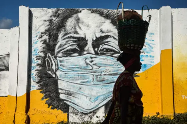 መሸፈኒ ኣፍን ኣፍንጫን ናይ ዝገበረት ሰበይቲ ቅብኣ