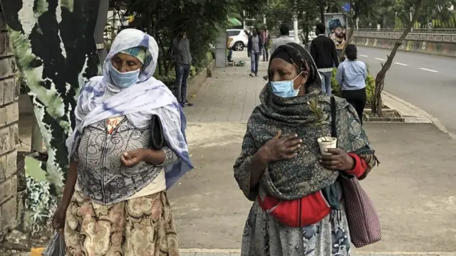 የአፍ እና አፍንጫ መሸፈኛ ያደረጉ እናቶች