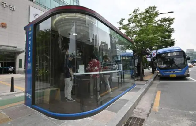 साउथ कोरिया में एंटी-वायरस बस स्टॉप लगाए गए