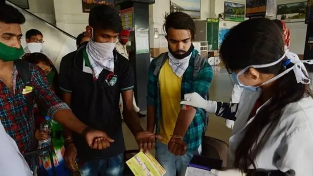 लोगों का टेस्ट करती डॉक्टर