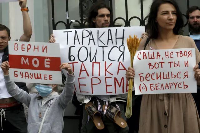 у посольства