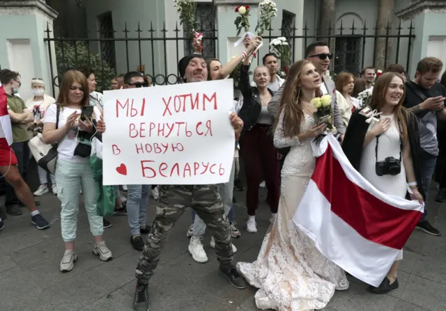 у посольства