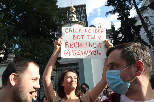 у посольства