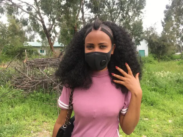 መሸፈኒ ኣፍን ኣፍንጫን ማስክ ዝገበረት ጓልኣንስተይቲ