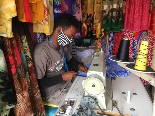 የአፍና የአፍንጫ መሸፈኛ ያደረገ ልብስ ሰፊ
