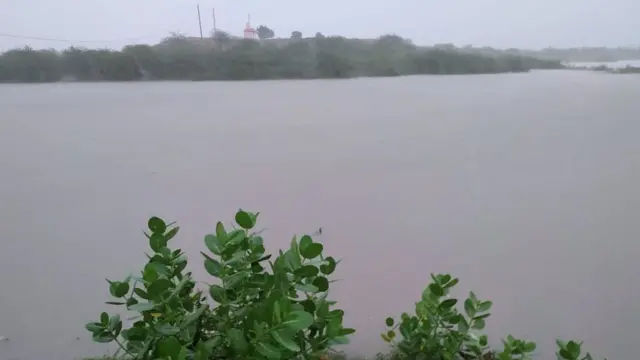 ભારે વરસાદથી ગામનું તળાવ ભરાઈ ગયું