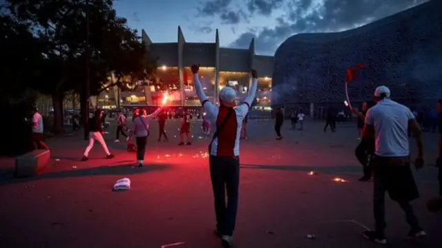 Maelfu kwa maelfu ya Wafaransa walikusanyika nje ya uwanja wa Parc des Princes kufuatilia Championi Ligi kwa njia ya televisheni