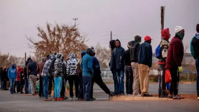 የአልኮል መጠጥ ለመግዛት የተሰለፉ ሰዎች