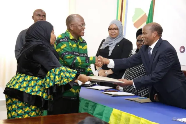 Rais Magufuli akiambatana na Makamu wa Rais Bi Samia Suluhu kurejesha fomu ya kugombea urais