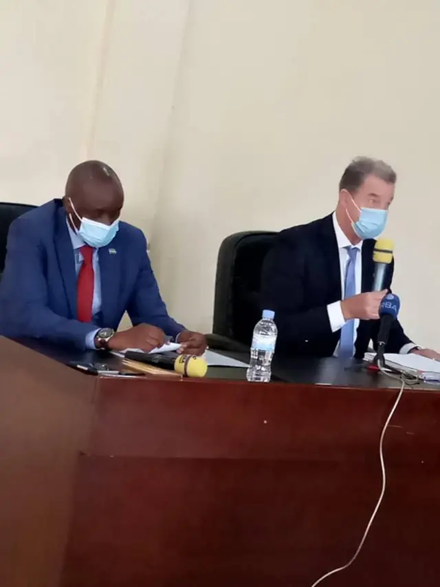 Mwendeshamashtaka mkuu wa ICTR  Serge Brammertz kushoto na mwendesha mashitaka  Mkuu wa  Rwanda, Aimable Havugiyaremye