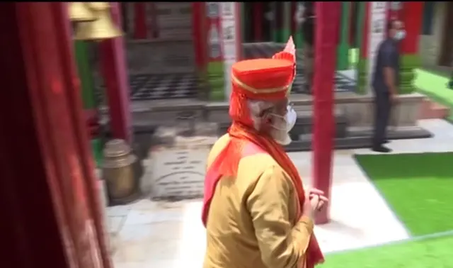 पूजा के बाद हनुमानगढ़ी से बाहर निकले पीएम मोदी