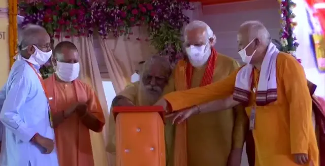 शिलापट्ट का उद्घाटन करते प्रधानमंत्री मोदी