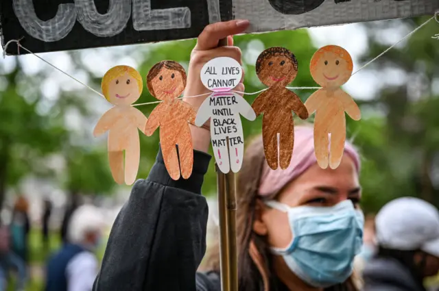 अल्पसंख्यों पर कोरोना का ख़तरा ज़्यादा