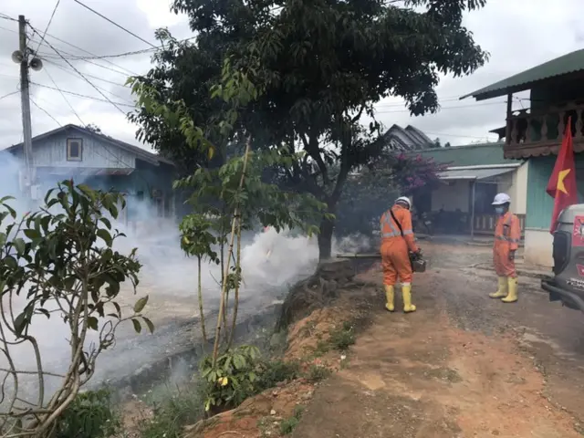Khử khuẩn tại nơi làm việc của công ty