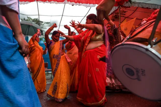 भूमिपूजा से पहले विश्व हिंदू परिषद् के दिल्ली स्थित मुख्यालय में नृत्य करती महिलाएं.