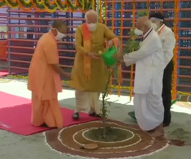 मंदिर परिसर में पारिजात का पौधा लगाते पीएम मोदी