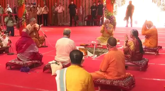 पूजा में शामिल सभी लोग फ़िज़िकल डिस्टेंसिंग का ख़याल रखते हुए दूर-दूर बैठे हैं.