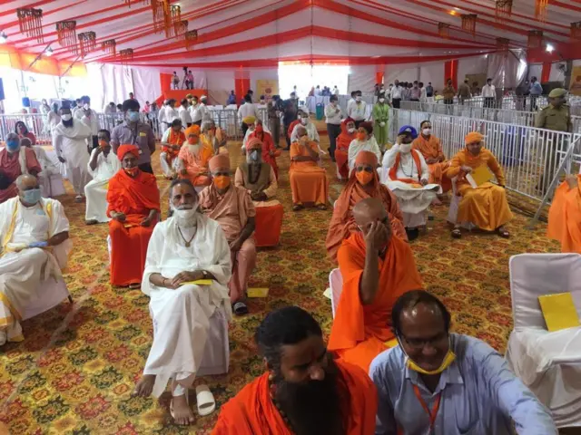 प्रमुख स्थल पर फ़िज़िकल डिस्टेंसिंग
