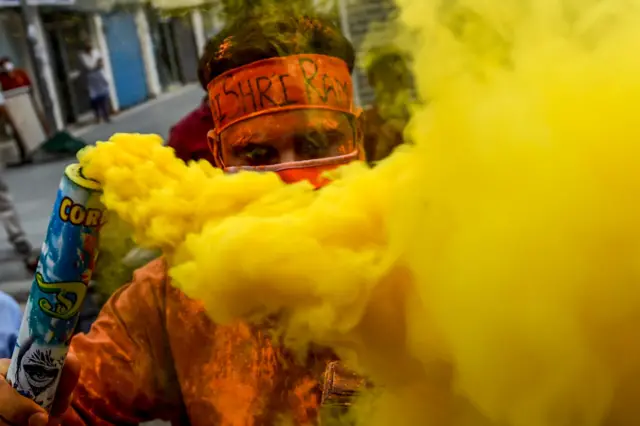 आज अयोध्या की रौनक राजधानी दिल्ली तक दिखाई पड़ी. भूमिपूजन कार्यक्रम से पहले दिल्ली में बीजेपी समर्थकों और पार्टी कार्यकर्ताओं ने रंग बिखेरकर कुछ यूं ख़ुशी ज़ाहिर की.