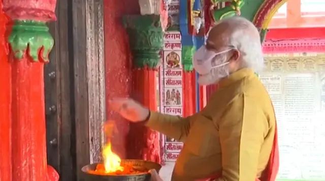 हनुमानगढ़ी में आरती करते पीएम मोदी