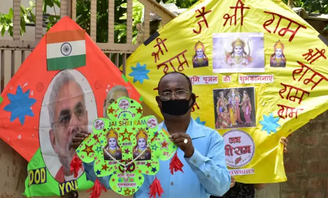 जाने-माने पतंग निर्माता जगमोहन कनौजिया पंजाब के अमृतसर में श्रीराम और मोदी की तस्वीरों वाली पतंग लिए नज़र आए.