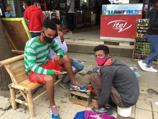 ጫማ የሚጠርግና የሚያስጠርግ ግለሰቦች የአፍና የአፍንጫ መሸፈኛ አድርገው