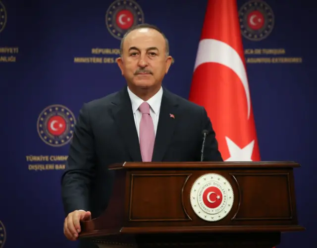 "Son zamanlarda özellikle Yunanistan'ın tek taraflı attığı adımlar, esasen Türkiye'yi dışlamaya yönelik adımlardır. Biz her zaman şunu söylüyoruz. Doğu Akdeniz'de herkesle masaya oturup, müzakere edip herkes için adaletli bir şekilde hakça paylaşım için ortak bir çözümden yanayız. (Meis Adası'nda anlaşmalardaki) Limiti aşan silahlandırmalar olursa kaybeden Yunanistan olur."