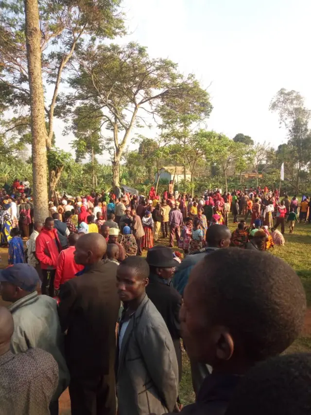 Umati wa wanavijiji  katika eneo la tukio