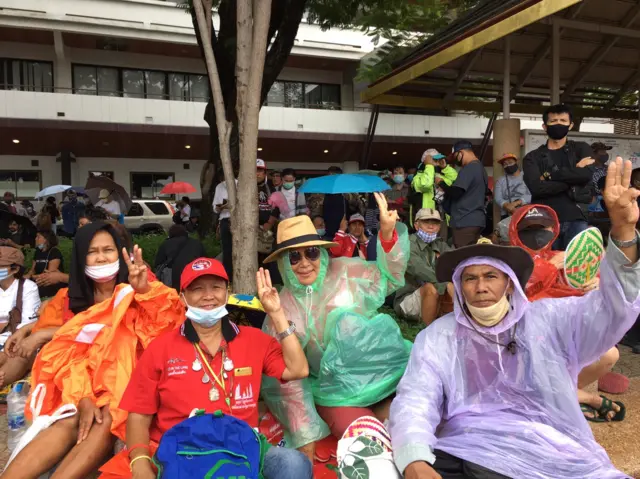 กลุ่มผู้ชุมนุมชูสามนิ้ว