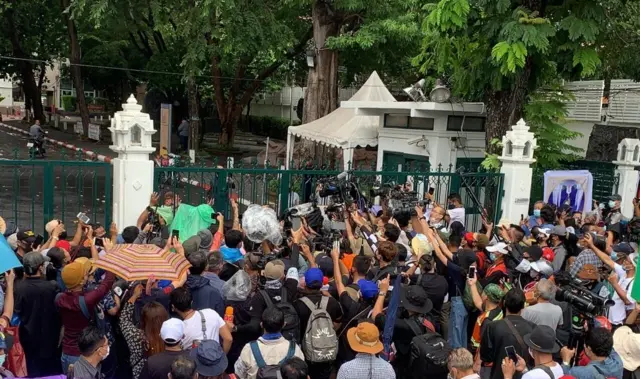 ผู้ชุมนุมรวมตัวด้านหน้าประตู มธ. ฝั่งสนามหลวง