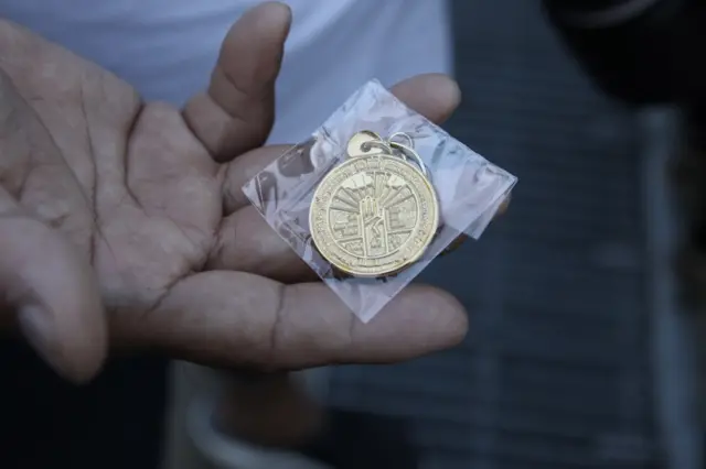 หมุดคณะราษฎรของผู้ชุมนุมที่จัดทำเป็นเหรียญที่ระลึก