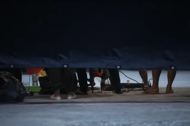 ผู้ชุมนุมกำลังใช้เครื่องเจาะพื้นปูนใกล้เวทีปราศรัย สนามหลวง