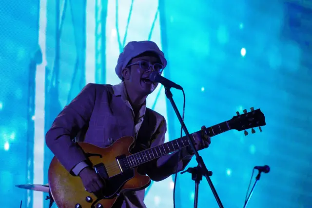 นายไชยอมร แก้ววิบูลย์พันธุ์ หรือ แอมมี่ นักร้องวง The Bottom Blues