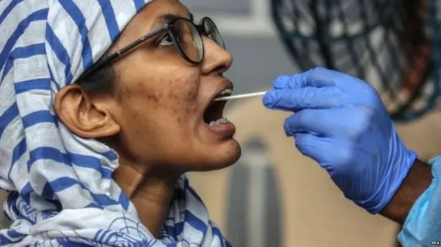 कोरोना वायरस की जांच के लिए एक महिला का टेस्ट
