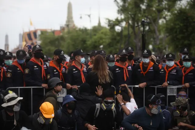 แกนนำผู้ชุมนุมเจรจากับตำรวจ