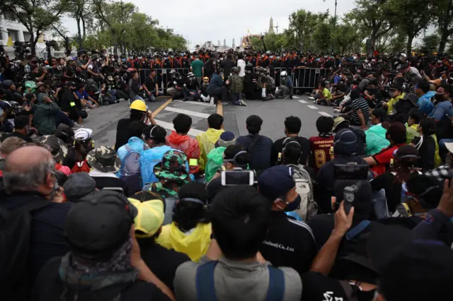 ผู้ชุมนุมเผชิญหน้ากับตำรวจ