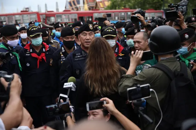 น.ส.ปนัสยา เจรจากับผู้บัญชาการตำรวจนครบาล