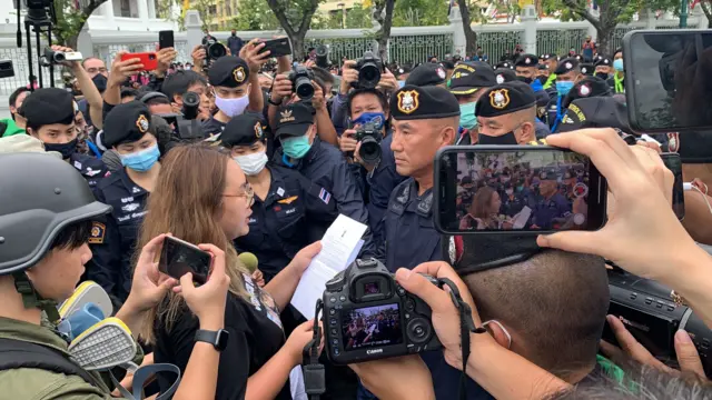 น.ส.ปนัสยาอ่านข้อความในหนังสือให้ผู้บัญชาการตำรวจนครบาลฟัง