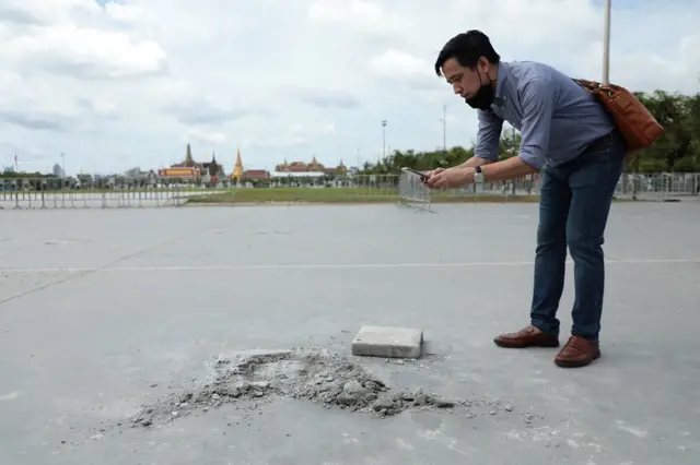 ดร.ประจักษ์ถ่ายรูปจุดที่เคยมีหมุดคณะราษฎร 2563 อยู่