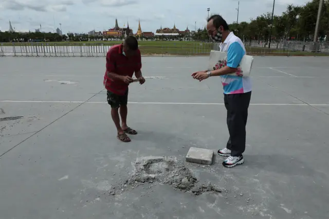 ประชาชนแวะเวียนมาดูและถ่ายรูปหมุดที่หายไป