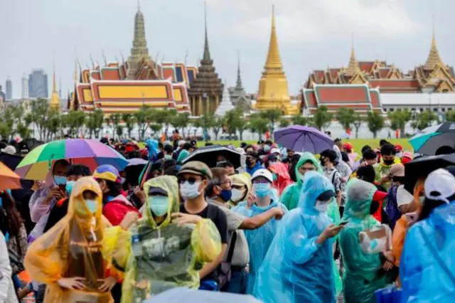 ผู้ชุมนุมปักหลักจับจองพื้นที่สนามหลวงเมื่อ 19 ก.ย.