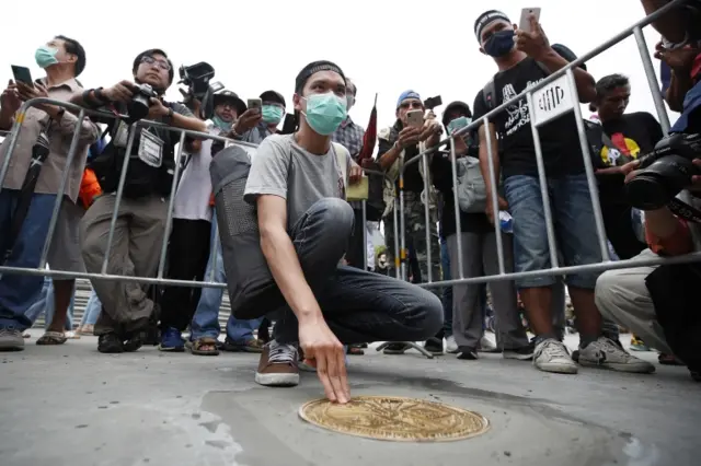 ผู้ชุมนุมถ่ายภาพกับ "หมุดคณะราษฎร 2563"